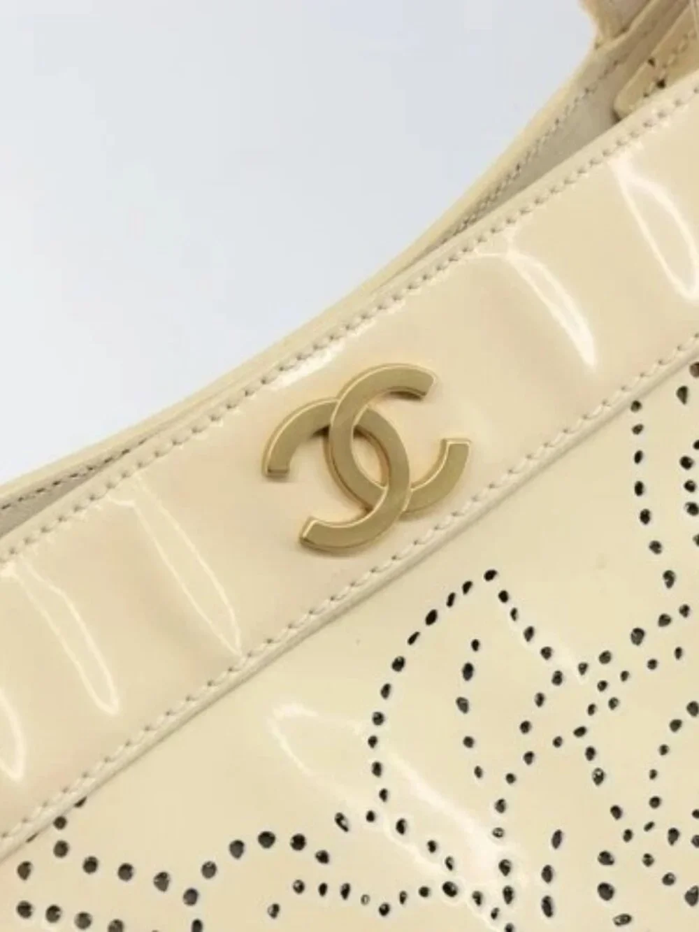 CHANEL Camelia Shoulder Bag Patent leather Ivory Gold CC Auth 161438